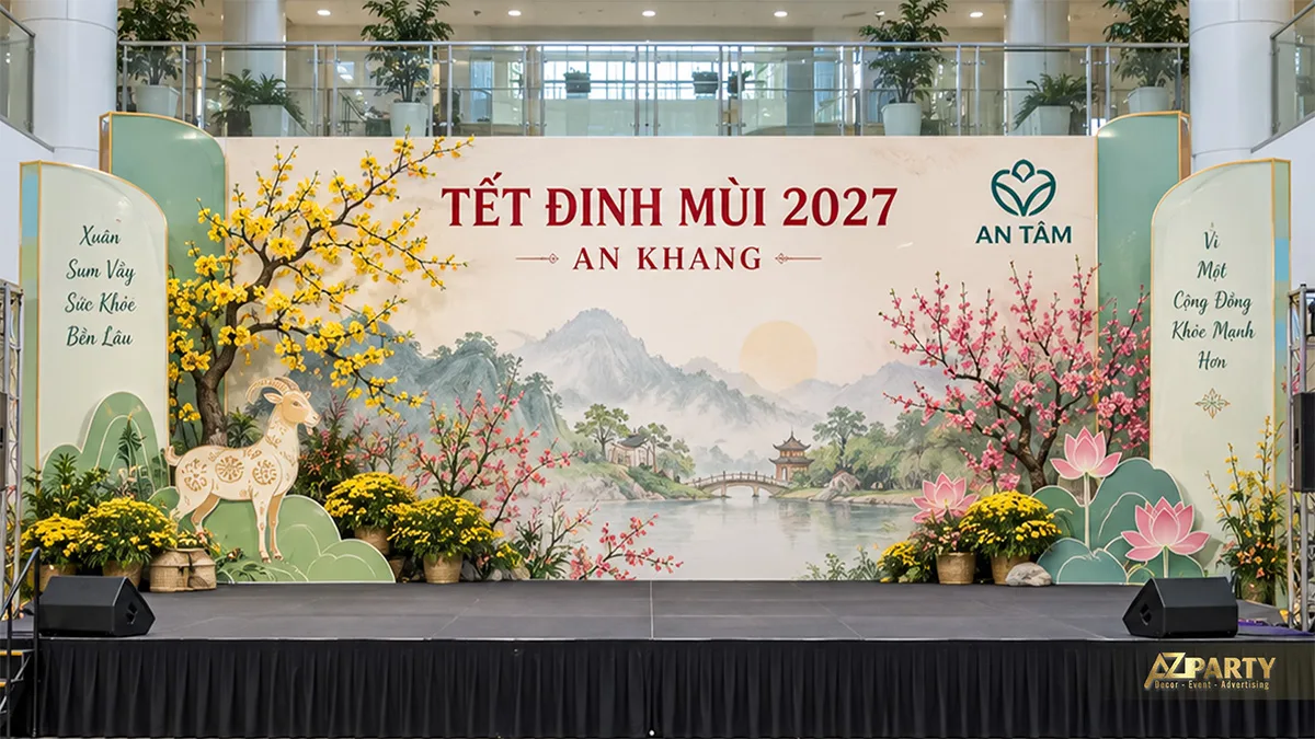 Sân khấu màu xanh nhạt với hoa đào, hoa mai, hoa sen và cầu phong cảnh