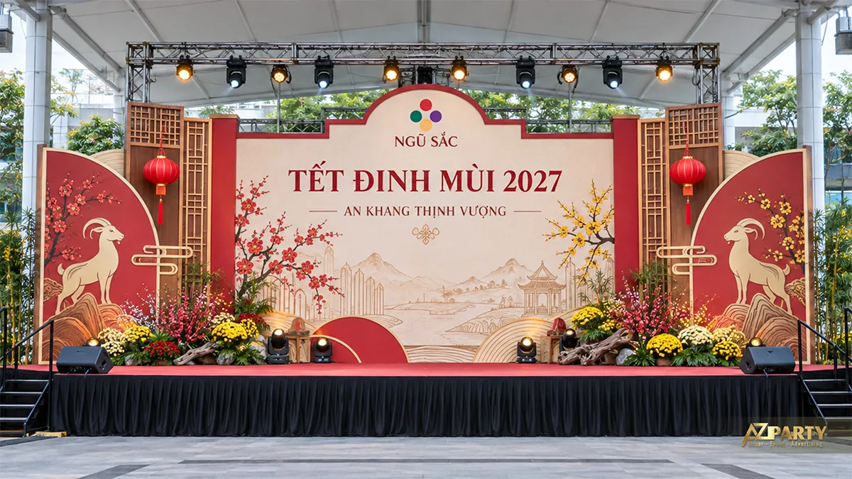 Sân khấu mái che với vách đỏ kem, đèn lồng và hình dê hai bên