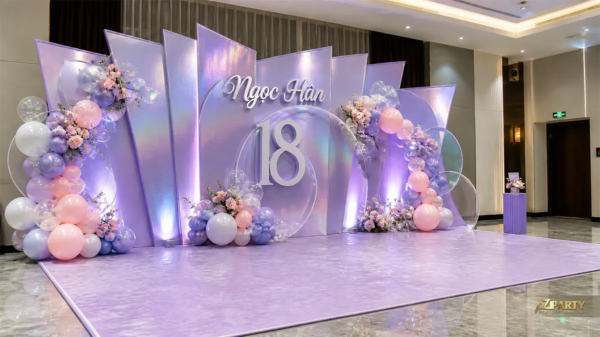 Backdrop sinh nhật 18 tuổi cho Ngọc Hân tông tím lavender, phối bóng pastel, hoa và số 18 bạc.