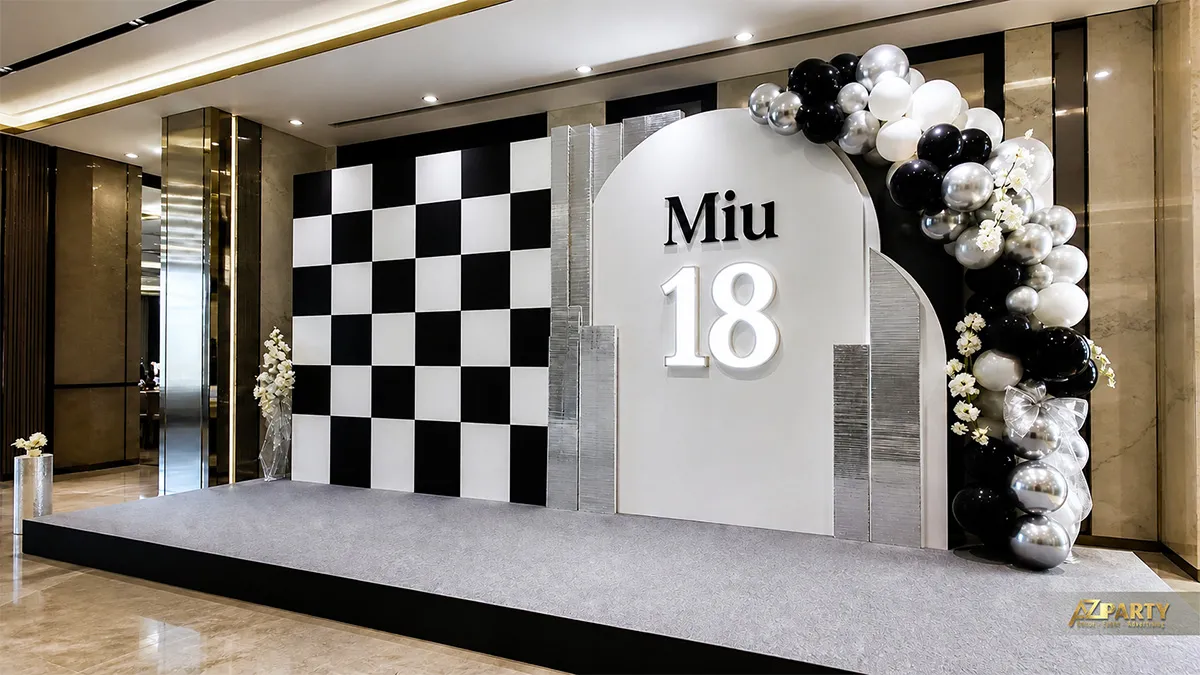 Backdrop sinh nhật 18 tuổi cho Miu tông đen trắng, có họa tiết caro, bóng đen bạc và số 18.