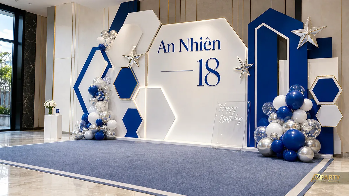 Backdrop sinh nhật 18 tuổi cho An Nhiên tông xanh navy trắng, phối hình lục giác, sao và bóng bạc.