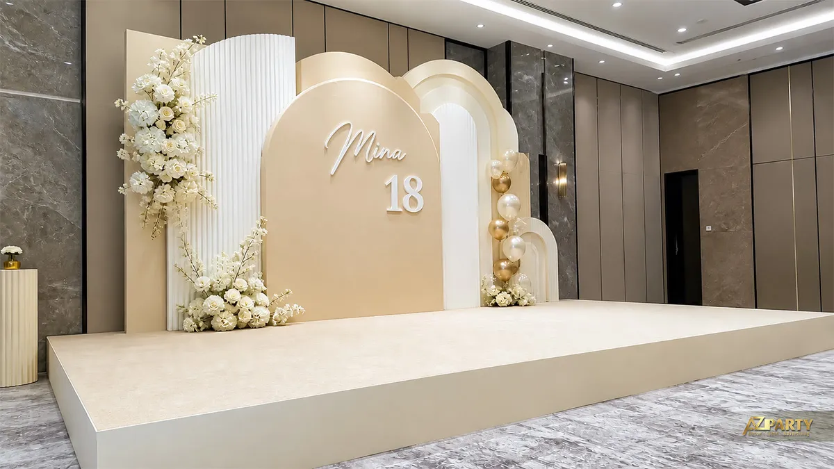 Backdrop sinh nhật 18 tuổi cho Mina tông kem trắng gold, phối hoa trắng và bóng ánh kim.