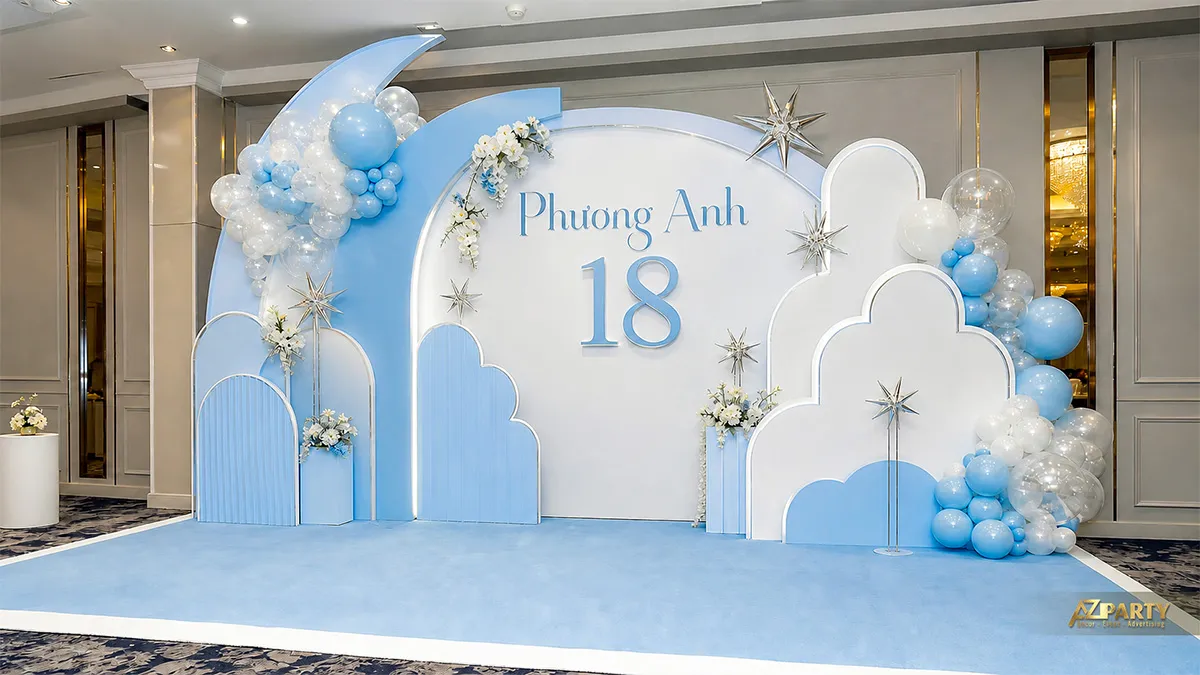 Backdrop sinh nhật 18 tuổi cho Phương Anh tông xanh baby, phối mây, sao, hoa trắng và bóng bay.
