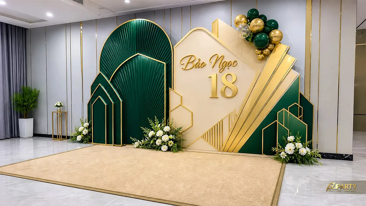 Backdrop sinh nhật 18 tuổi cho Bảo Ngọc tông xanh lá gold, phối hoa trắng và bóng ánh kim.