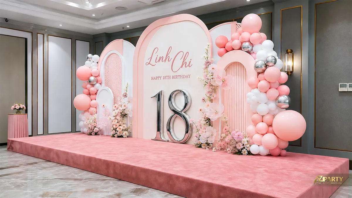 Trang trí sinh nhật 18 tuổi cho Linh Chi với sân khấu hồng, bóng pastel, hoa và số 18 bạc.
