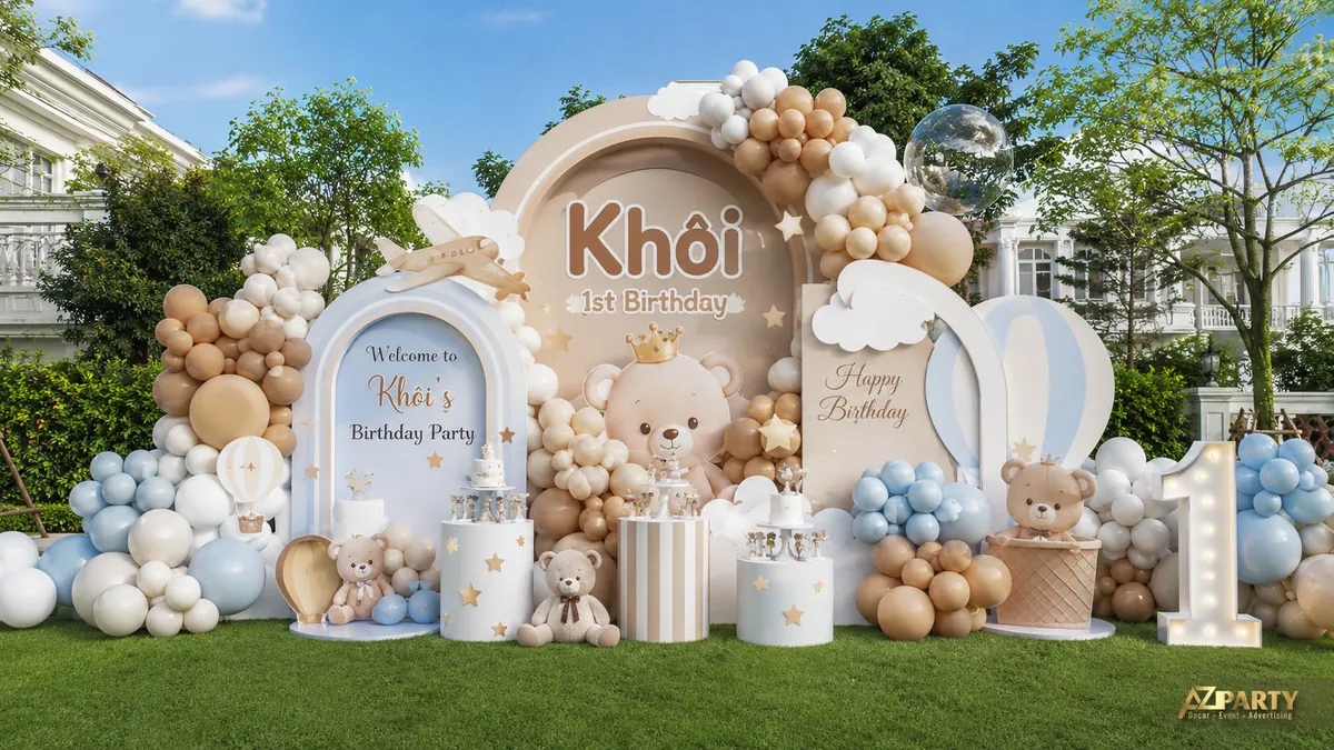 Sân khấu sinh nhật bé Khôi với bóng xanh kem, gấu đội vương miện và khinh khí cầu