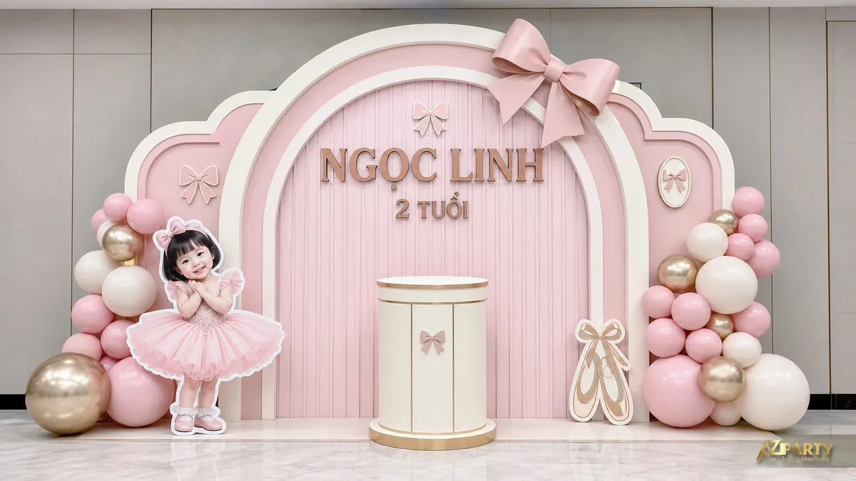 Mẫu backdrop hồng phấn cho bé Ngọc Linh 2 tuổi với nơ lớn và cụm bóng hai bên