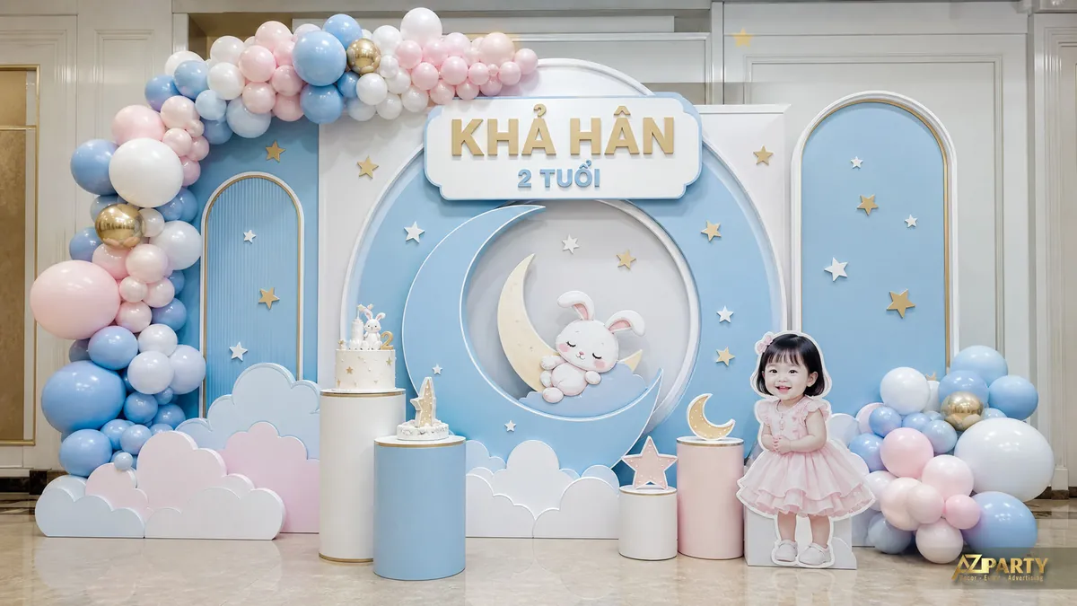 Backdrop trăng sao xanh pastel cho bé Khả Hân 2 tuổi với mèo trắng và cụm mây