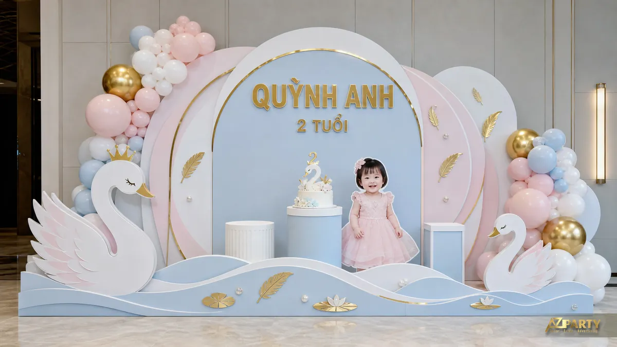 Góc tiệc thiên nga trắng cho bé Quỳnh Anh 2 tuổi với mặt trăng và sóng xanh