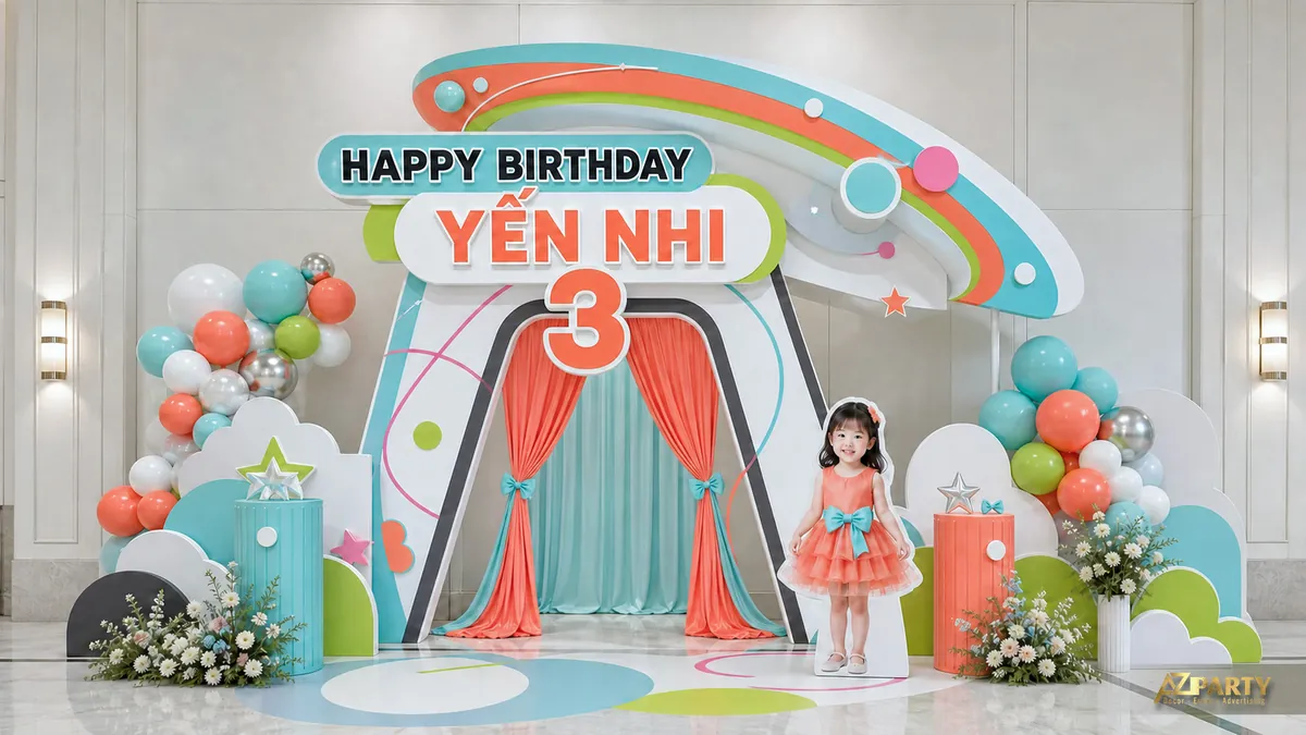 Backdrop sân khấu cho bé Yến Nhi 3 tuổi với rèm đỏ, đèn tròn và cụm bóng rực rỡ