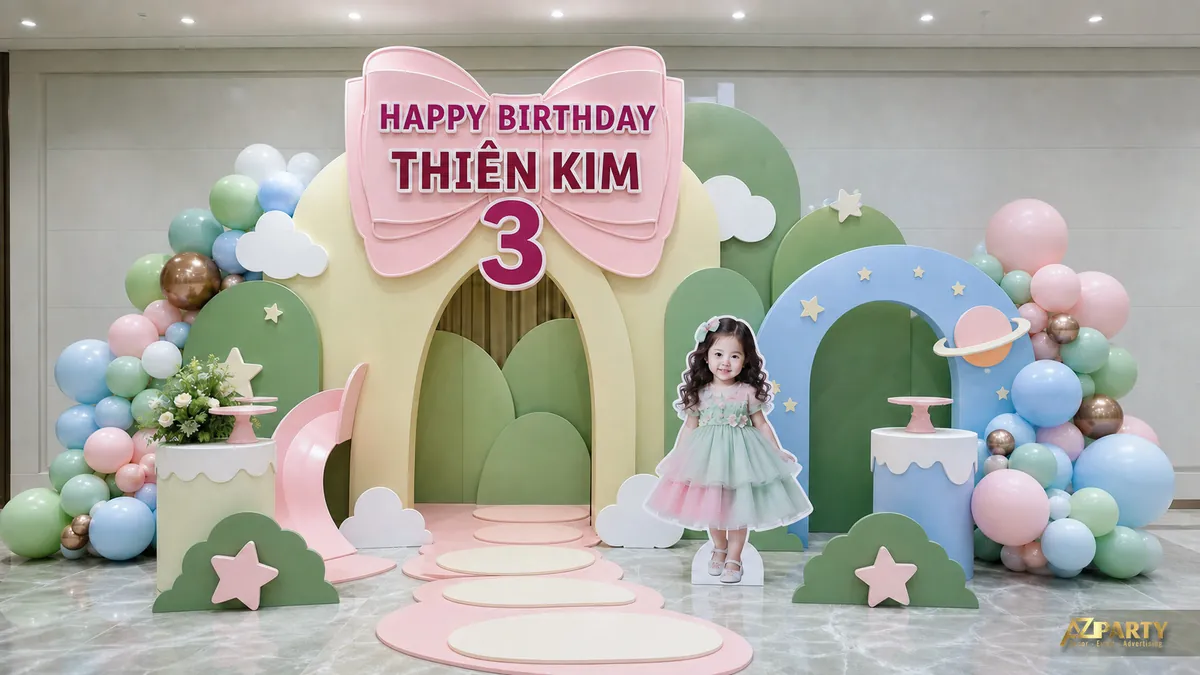 Backdrop nơ hồng cho bé Thiên Kim 3 tuổi với khu vườn cổ tích và cụm bóng xanh hồng
