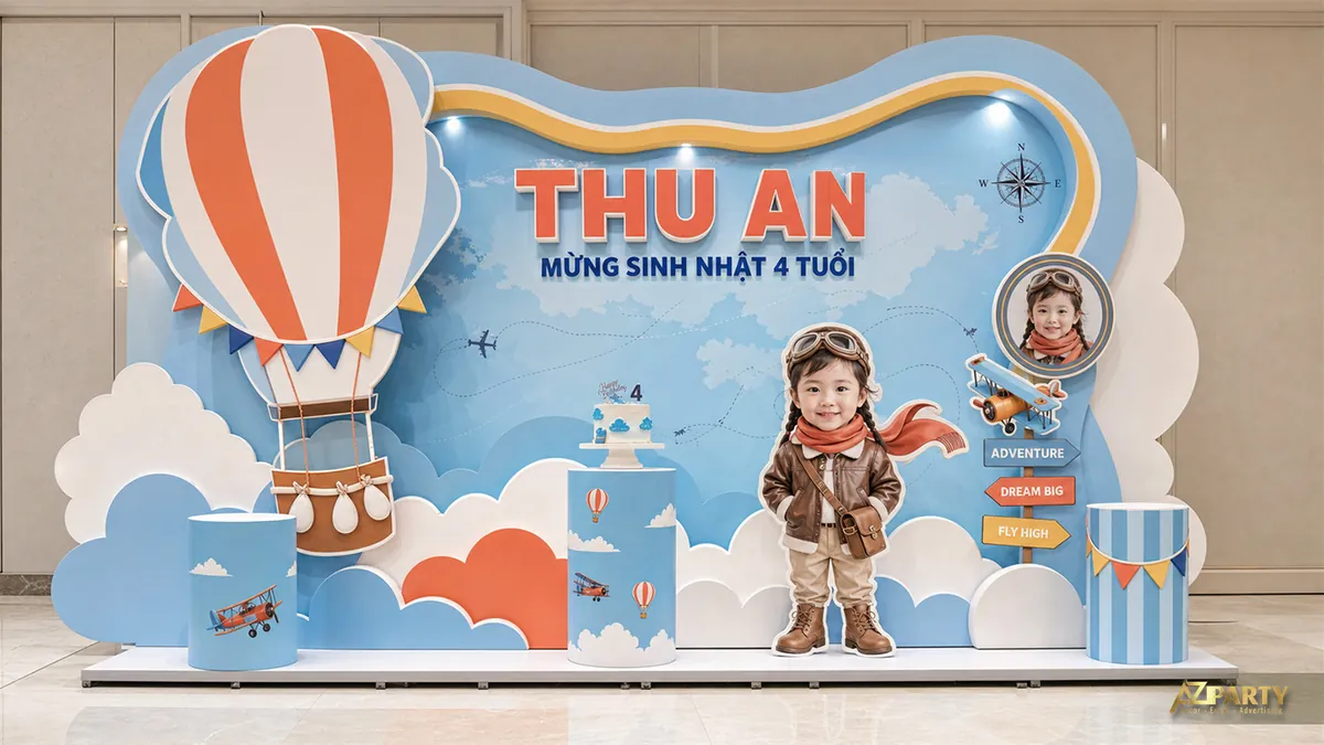Backdrop khinh khí cầu cho bé Thư An 4 tuổi với mây trắng và trang phục nhà thám hiểm