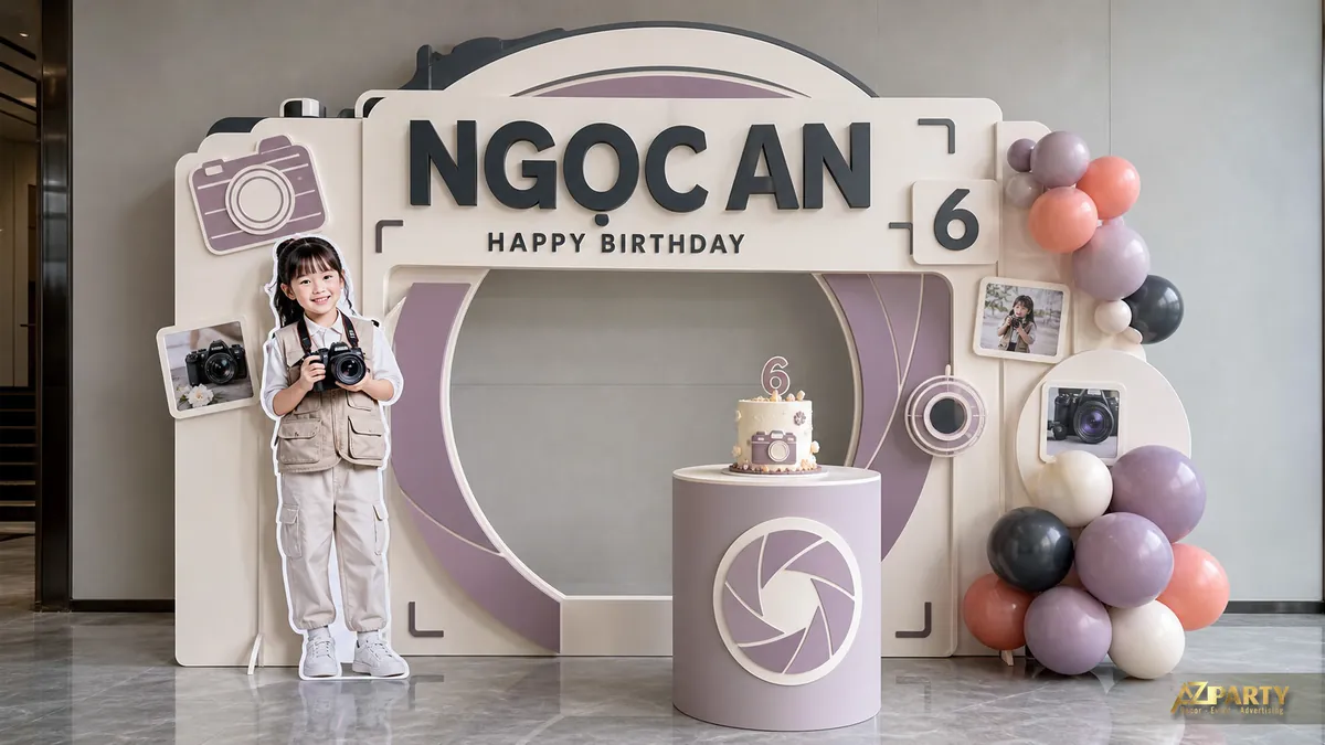 Mẫu nhiếp ảnh gia cho bé Ngọc An 6 tuổi với ống kính máy ảnh và những bức hình nhỏ