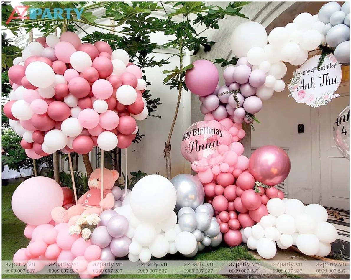 Cận cảnh mô hình khinh khí cầu bằng bong bóng tông hồng pastel và trắng ngọt ngào làm điểm nhấn nổi bật cho tiệc sinh nhật bé gái.