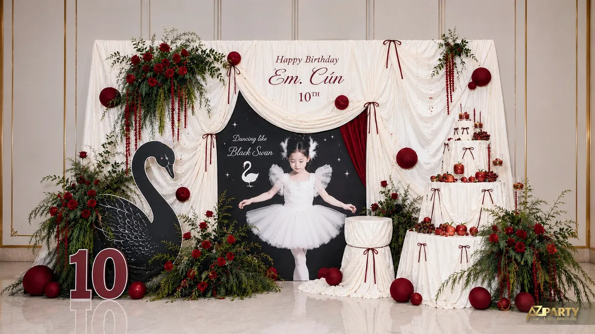 Trang trí sinh nhật bé gái 10 tuổi chủ đề black swan với rèm trắng, hoa đỏ rượu và mô hình thiên nga đen
