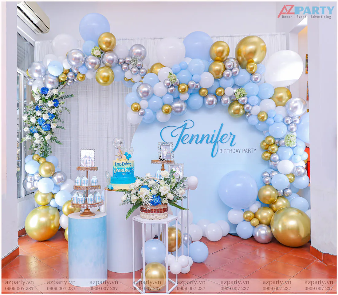 Trang trí tiệc sinh nhật 11 tuổi bé Jennifer tông màu xanh baby (Baby Blue) phối vàng gold sang trọng cùng hoa tươi và bong bóng lộng lẫy.