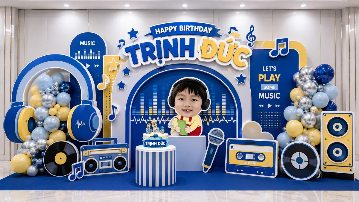 Góc tiệc chủ đề âm nhạc với cassette, loa, đĩa than và bảng tên Trịnh Đức