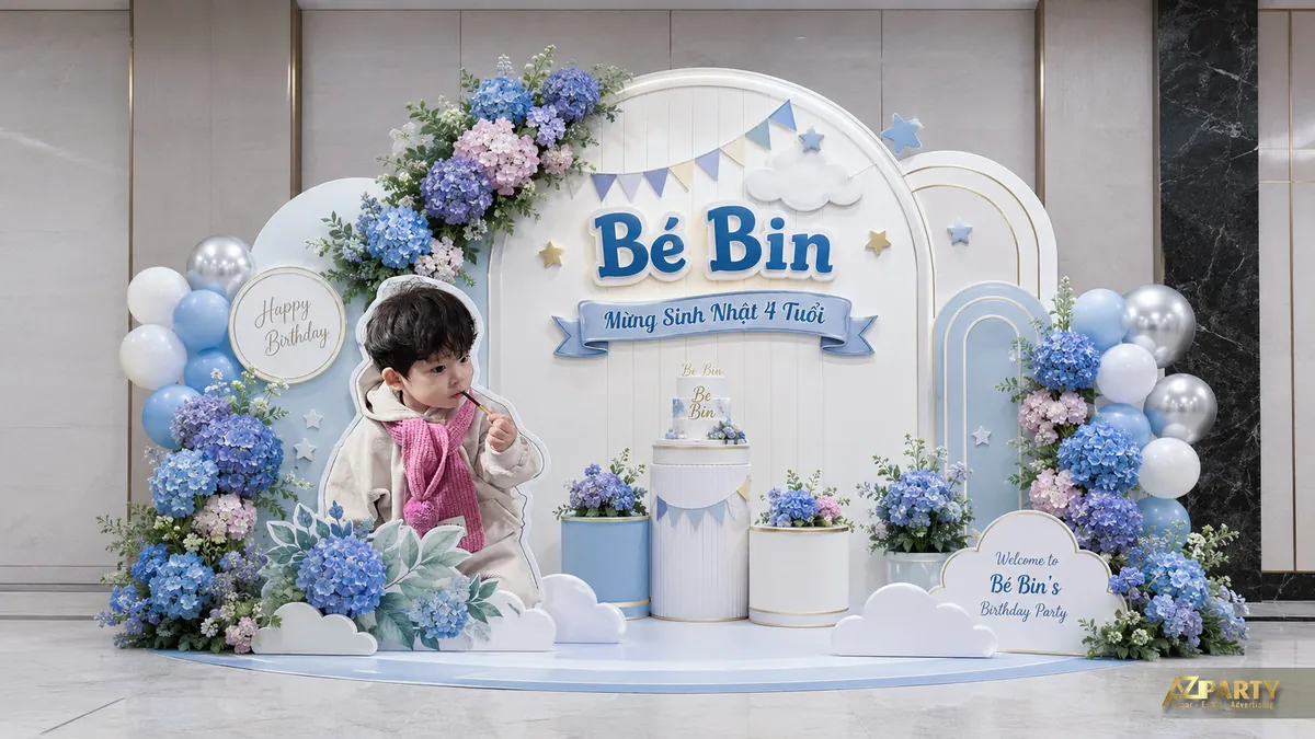 Backdrop bé Bin 4 tuổi tone xanh tím với hoa, mây và cụm bóng pastel