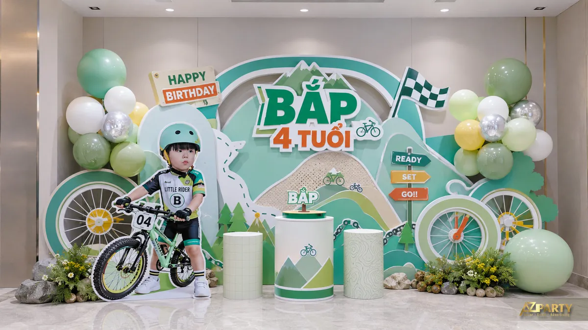Mẫu trang trí sinh nhật bé trai 4 tuổi chủ đề xe đạp màu xanh với cờ caro và bóng pastel