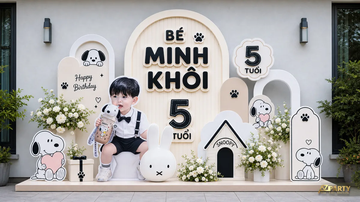 Góc sinh nhật bé Minh Khôi 5 tuổi màu trắng đen với nhân vật hoạt hình và hoa trắng
