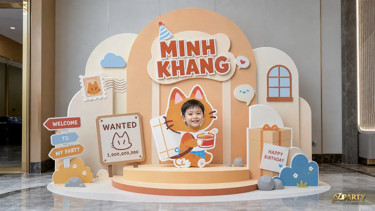 Backdrop cam be cho bé Minh Khang với bảng Wanted, cửa vòm và mô hình khinh khí cầu