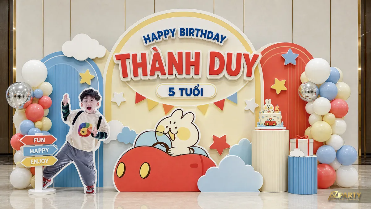 Backdrop xe hơi hoạt hình đỏ vàng với đường đua và tên Thành Duy 5 tuổi