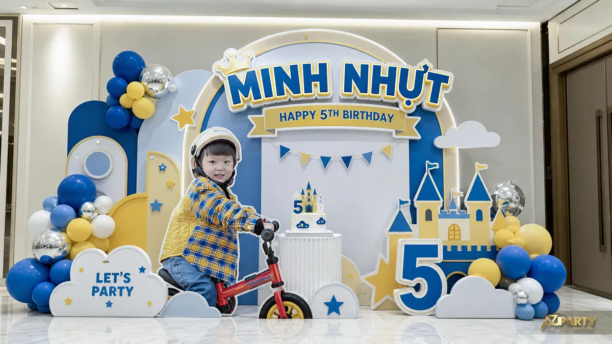 Góc tiệc xanh vàng cho bé Minh Nhựt với xe đạp, cờ dây và cụm bóng