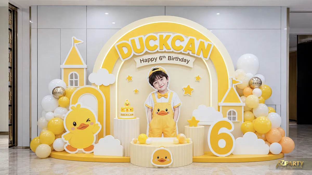 Backdrop vàng DuckCan cho bé 6 tuổi với mô hình vịt, lâu đài nhỏ và bóng trắng vàng
