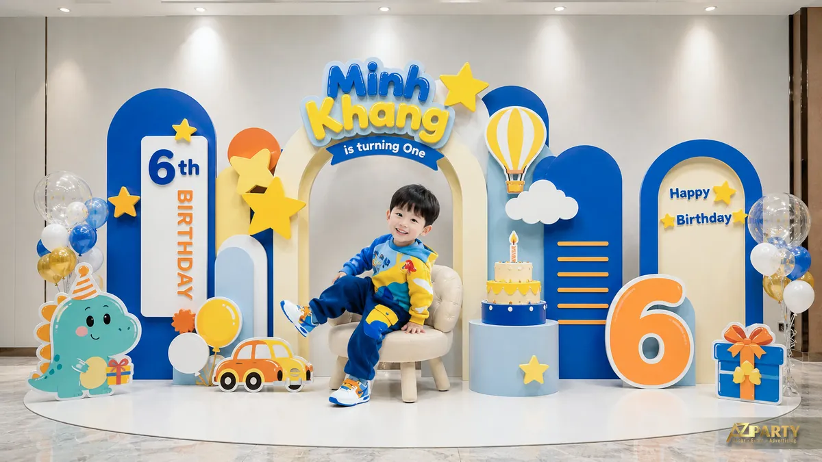Góc sinh nhật xanh dương cho bé Minh Khang 6 tuổi với khinh khí cầu, ô tô và quà tặng