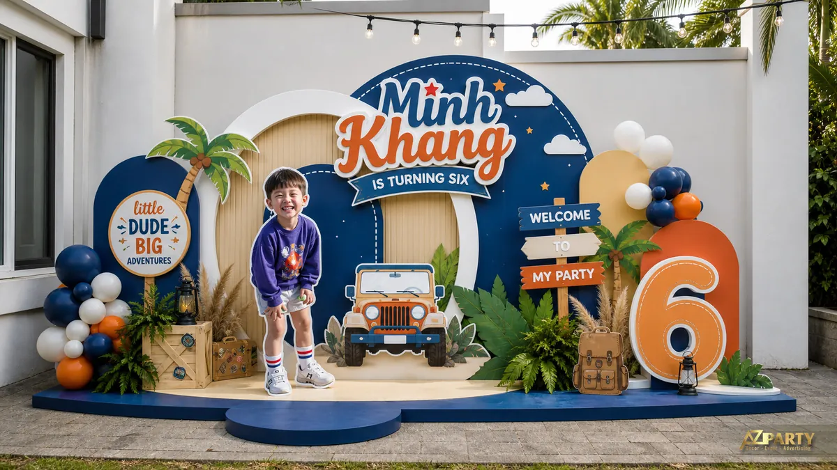 Backdrop safari ngoài trời cho bé Minh Khang 6 tuổi với xe jeep, lá cọ và cụm bóng xanh cam