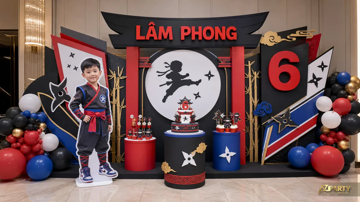 Backdrop ninja đỏ đen với mặt trăng, thanh kiếm và bảng tên Lâm Phong 6 tuổi
