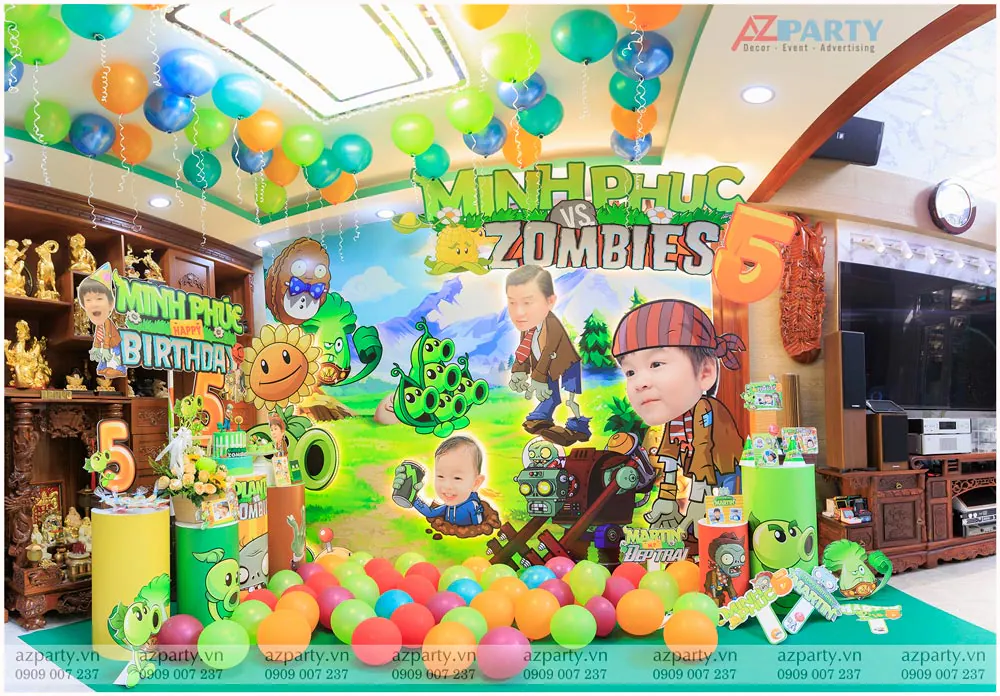 Trang trí tiệc sinh nhật bé Minh Phúc 5 tuổi chủ đề game Plants vs Zombies sống động với các mô hình nhân vật hoạt hình ghép mặt bé ngộ nghĩnh.