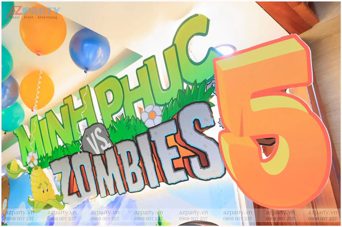 Cận cảnh bảng tên hiệu ứng 3D 'MINH PHÚC VS ZOMBIES 5' phỏng theo logo trò chơi kinh điển đầy sống động.