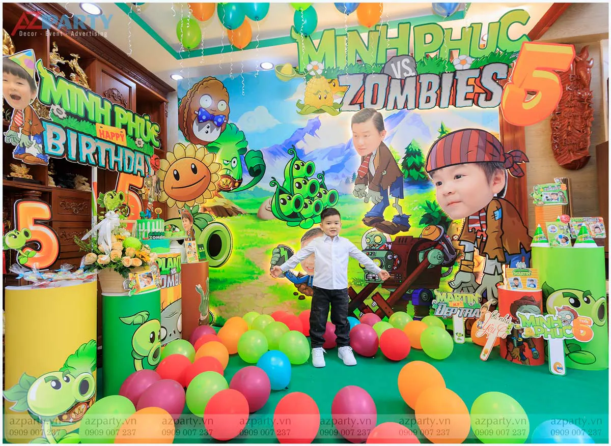 Cậu bé Minh Phúc tự tin tạo dáng đứng chụp hình chính giữa sân khấu sinh nhật Plants vs Zombies rực rỡ của mình.