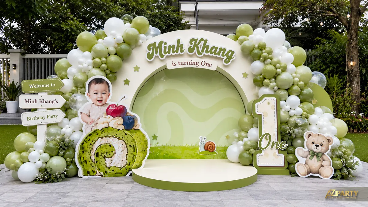 Trang trí sinh nhật Minh Khang tone xanh lá với bóng trắng, gấu bông và số 1