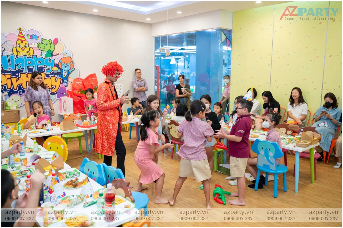 Các bé đang vui vẻ tham gia trò chơi hoạt náo cùng nghệ sĩ chú hề tóc đỏ tại khu vui chơi tiNiWorld nhân dịp sinh nhật bé Bella.