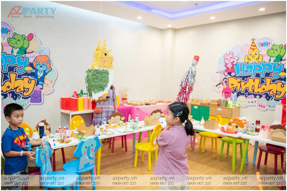 Bé gái hào hứng tham gia trò chơi đập kẹo pinata hình chú vẹt mào ngộ nghĩnh trong bữa tiệc sinh nhật tại tiNiWorld.