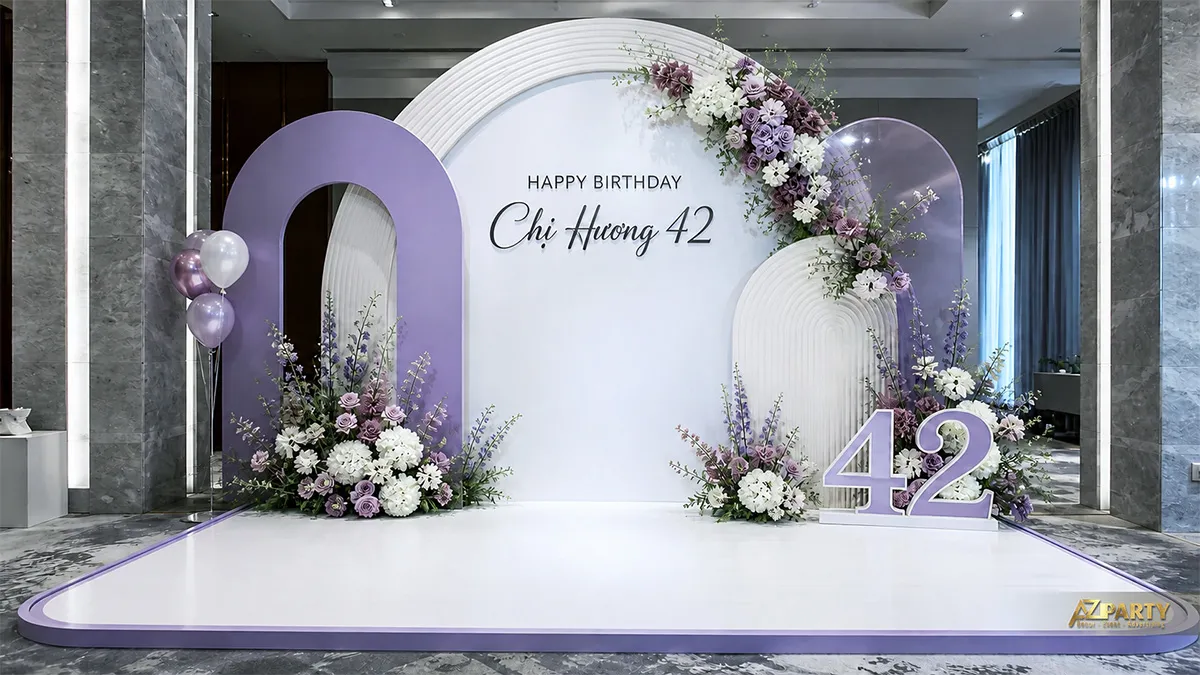 Backdrop sinh nhật chị Hương 42 tuổi tông tím lavender trắng, phối hoa tím và số 42.