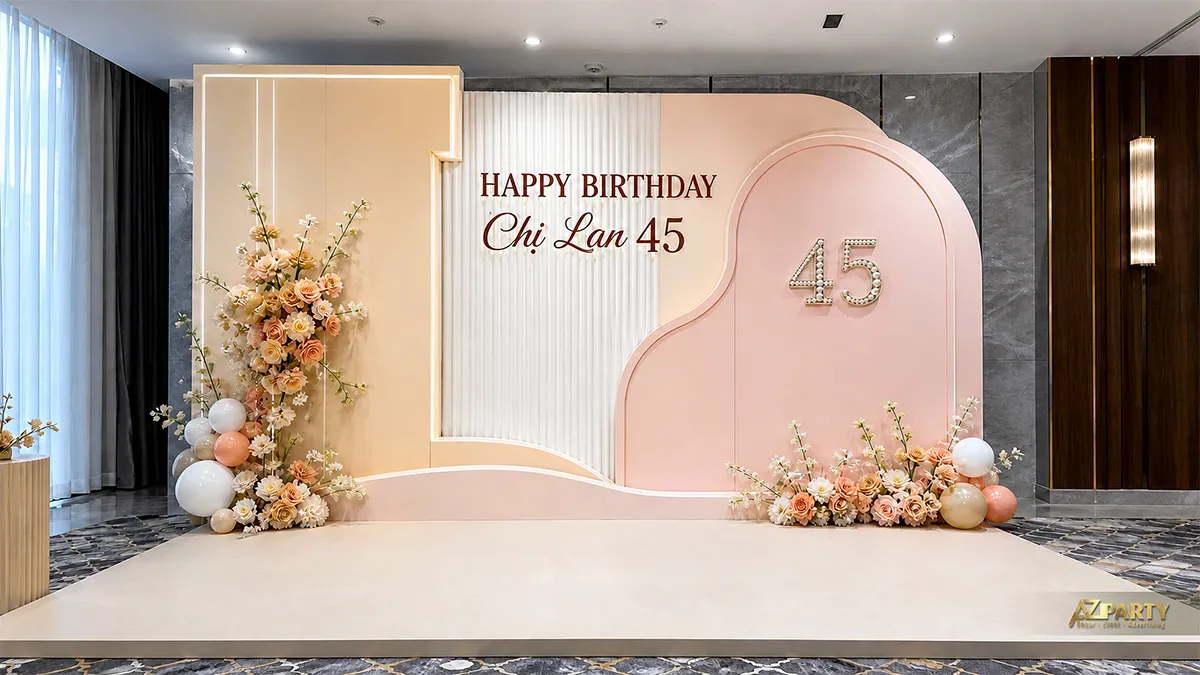 Backdrop sinh nhật chị Lan 45 tuổi tông hồng đào kem, phối hoa màu pastel và số 45.