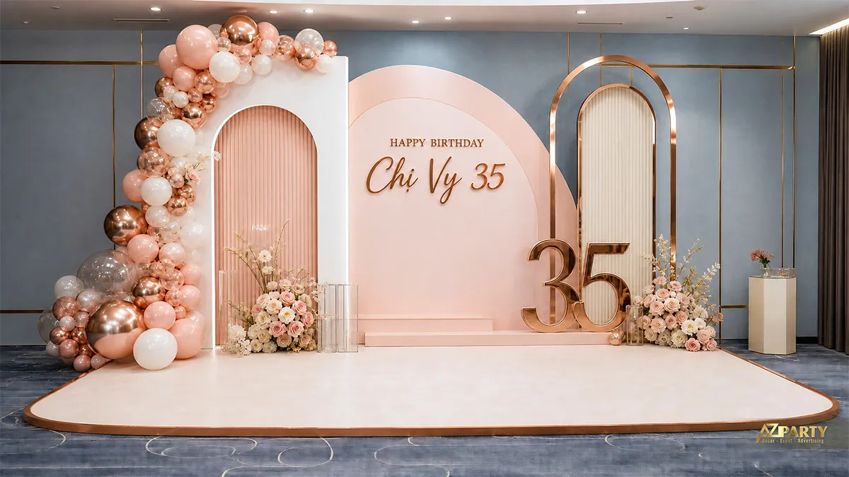 Backdrop sinh nhật chị Vy 35 tuổi tông hồng đào rose gold, phối số 35, hoa và cụm bóng.
