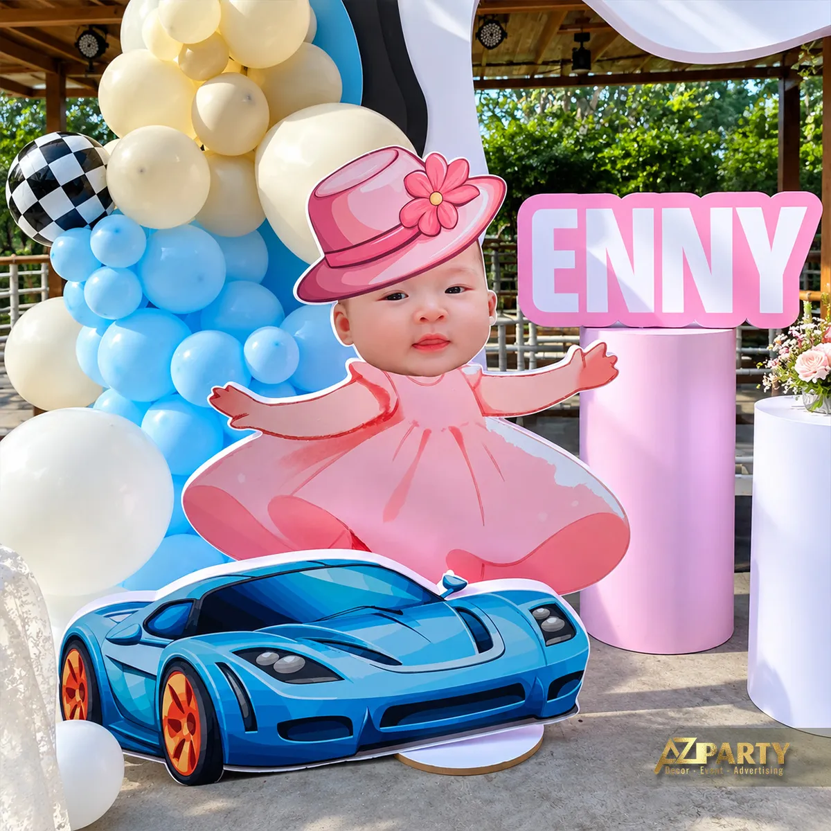 Hình em bé mặc váy hồng cạnh xe thể thao xanh và bảng tên Jenny