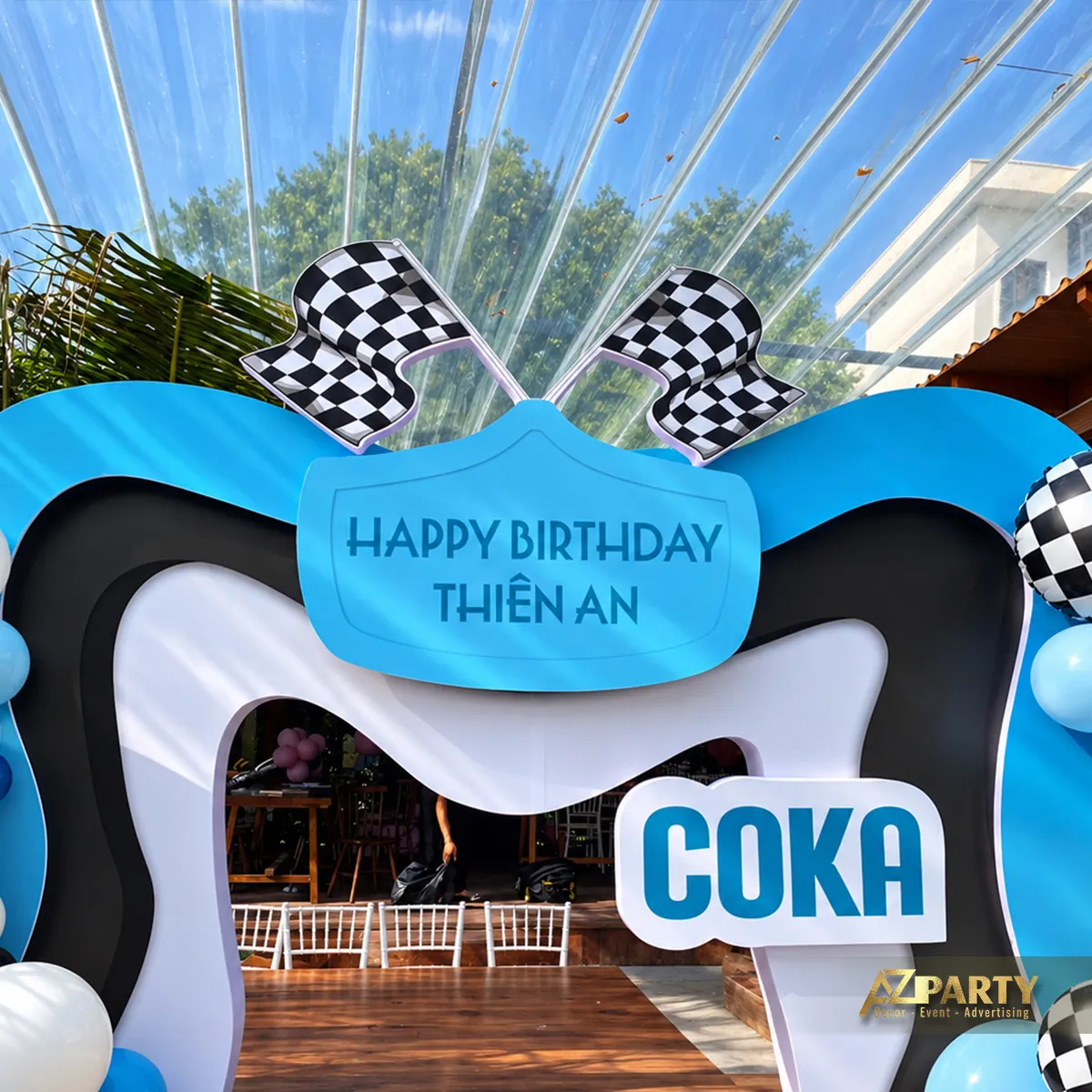 Cận bảng Happy Birthday Thiên An cùng hai lá cờ caro trên backdrop