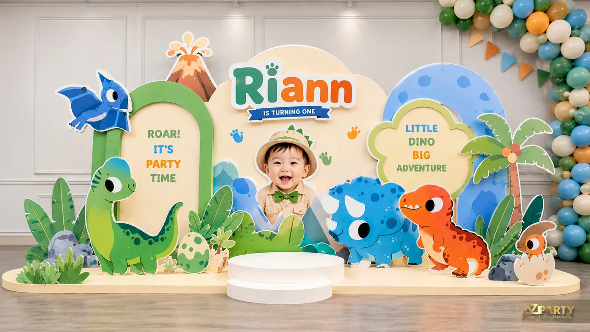 Trang trí sinh nhật khủng long xanh pastel với nhiều mô hình khủng long nhỏ và ảnh bé