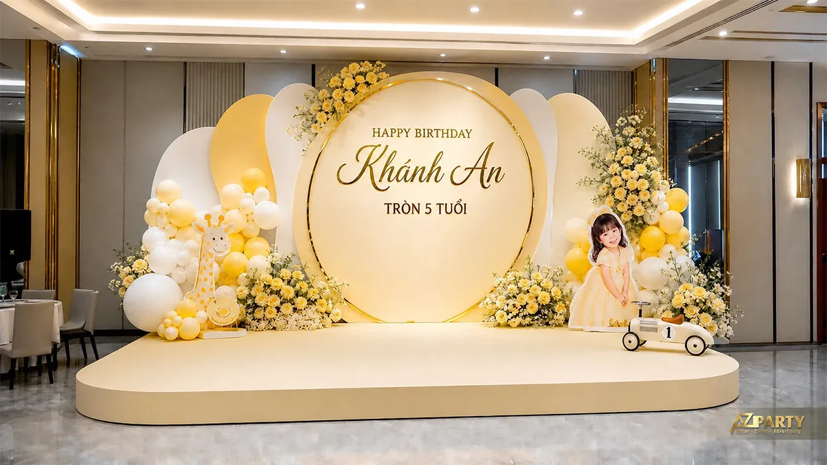 Phông sinh nhật vàng kem tối giản với tên bé ở giữa