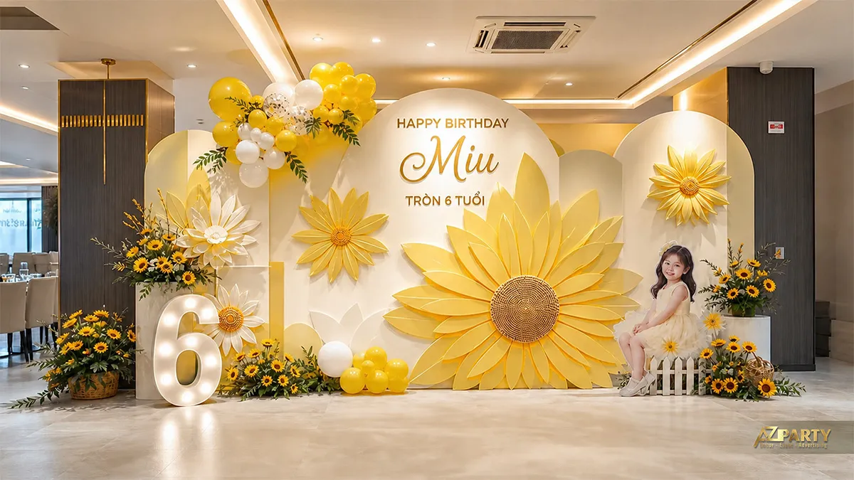 Mẫu backdrop vàng trắng với hoa lớn và chi tiết ấm áp