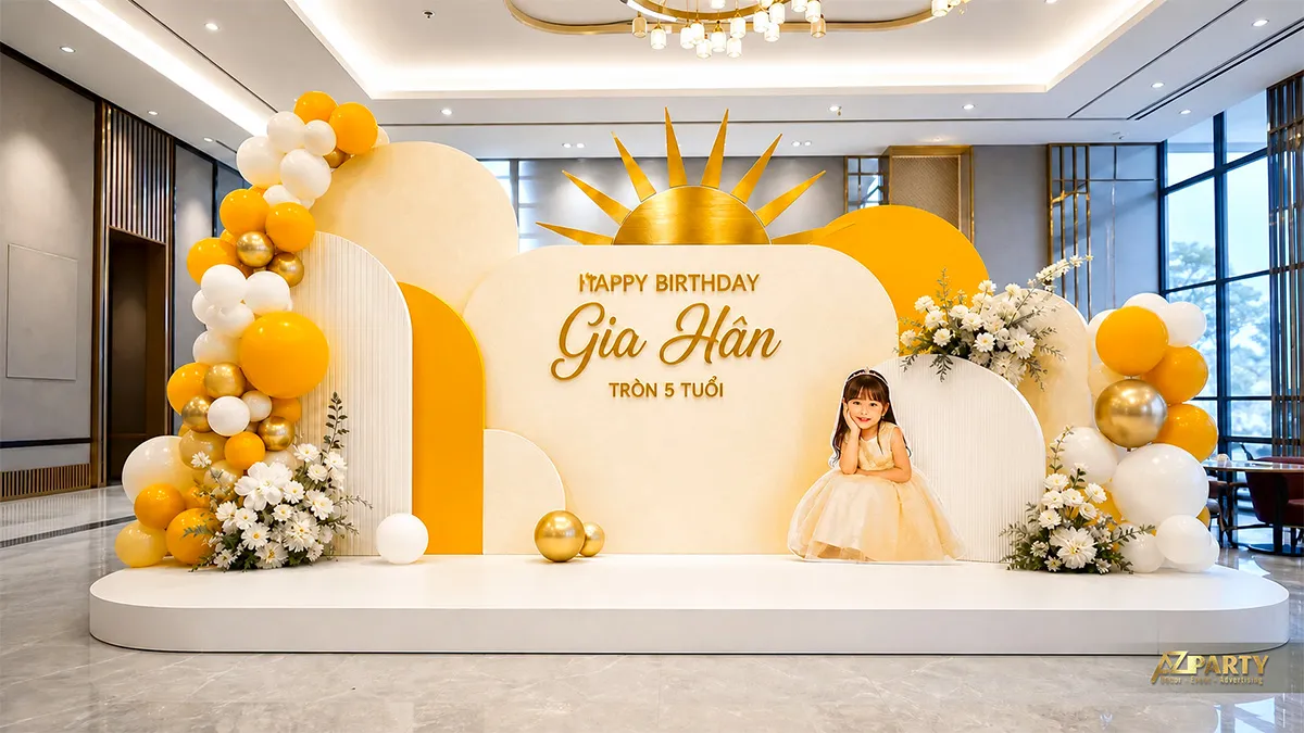 Backdrop vàng pastel với hồng kem và bố cục nhẹ nhàng