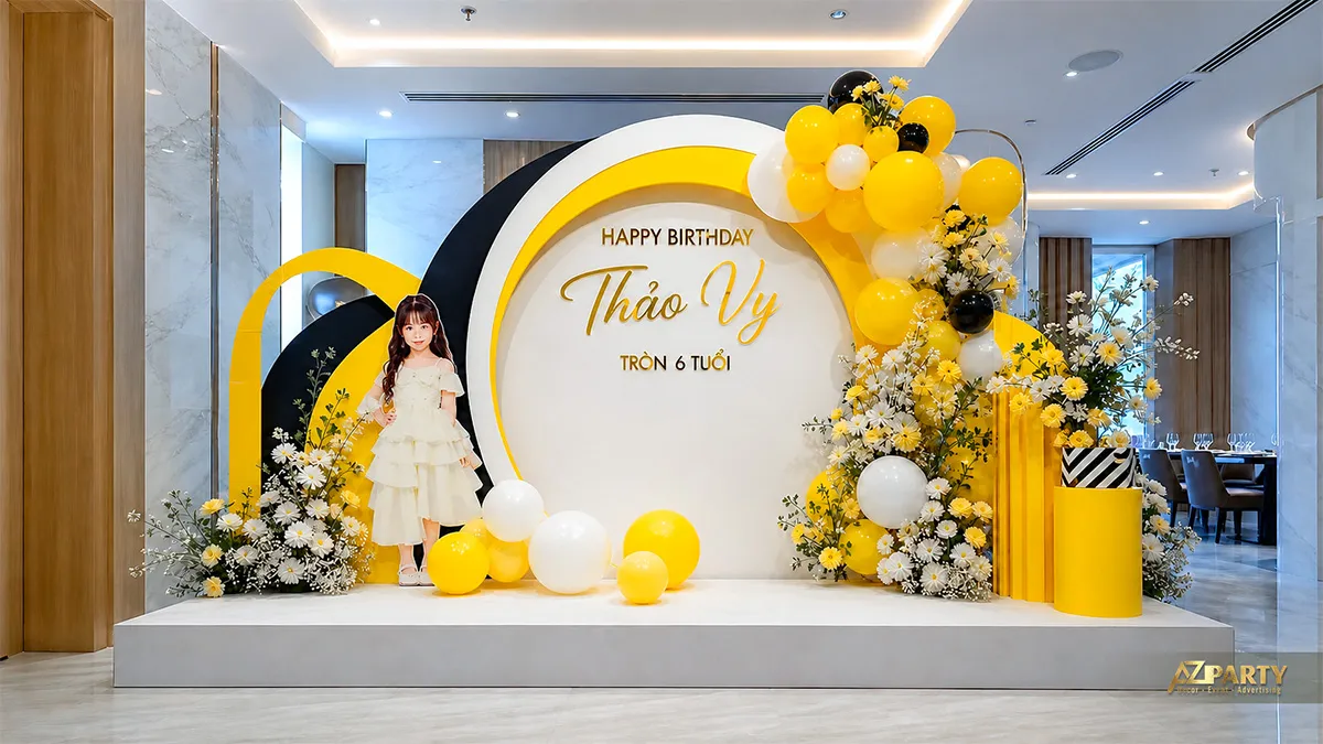 Mẫu backdrop vàng trắng với cầu vồng và cụm bóng thấp