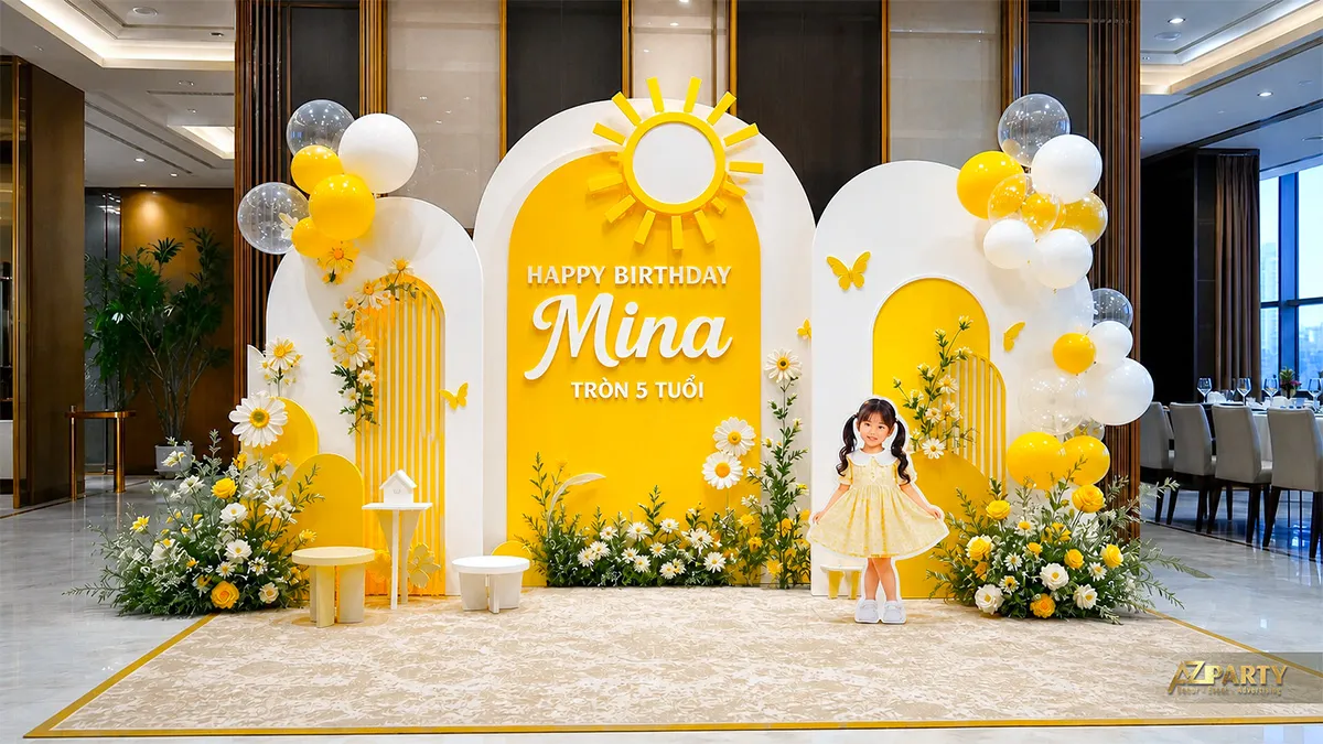 Góc tiệc vàng xanh pastel với cây cỏ và khoảng đứng rộng