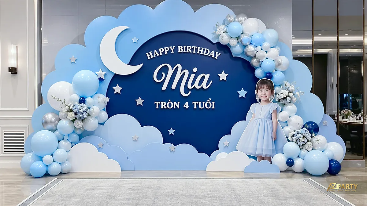 Backdrop xanh mây trời mừng sinh nhật Mia tròn 4 tuổi, có trăng lưỡi liềm, mây và bóng pastel.