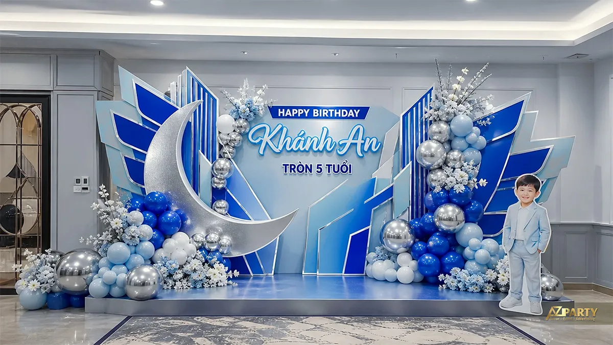 Backdrop xanh bạc hiện đại mừng sinh nhật Khánh An tròn 5 tuổi, có trăng khuyết và hình bé trai.